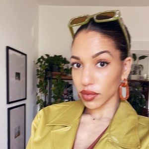 Meet your Posher, Ebby